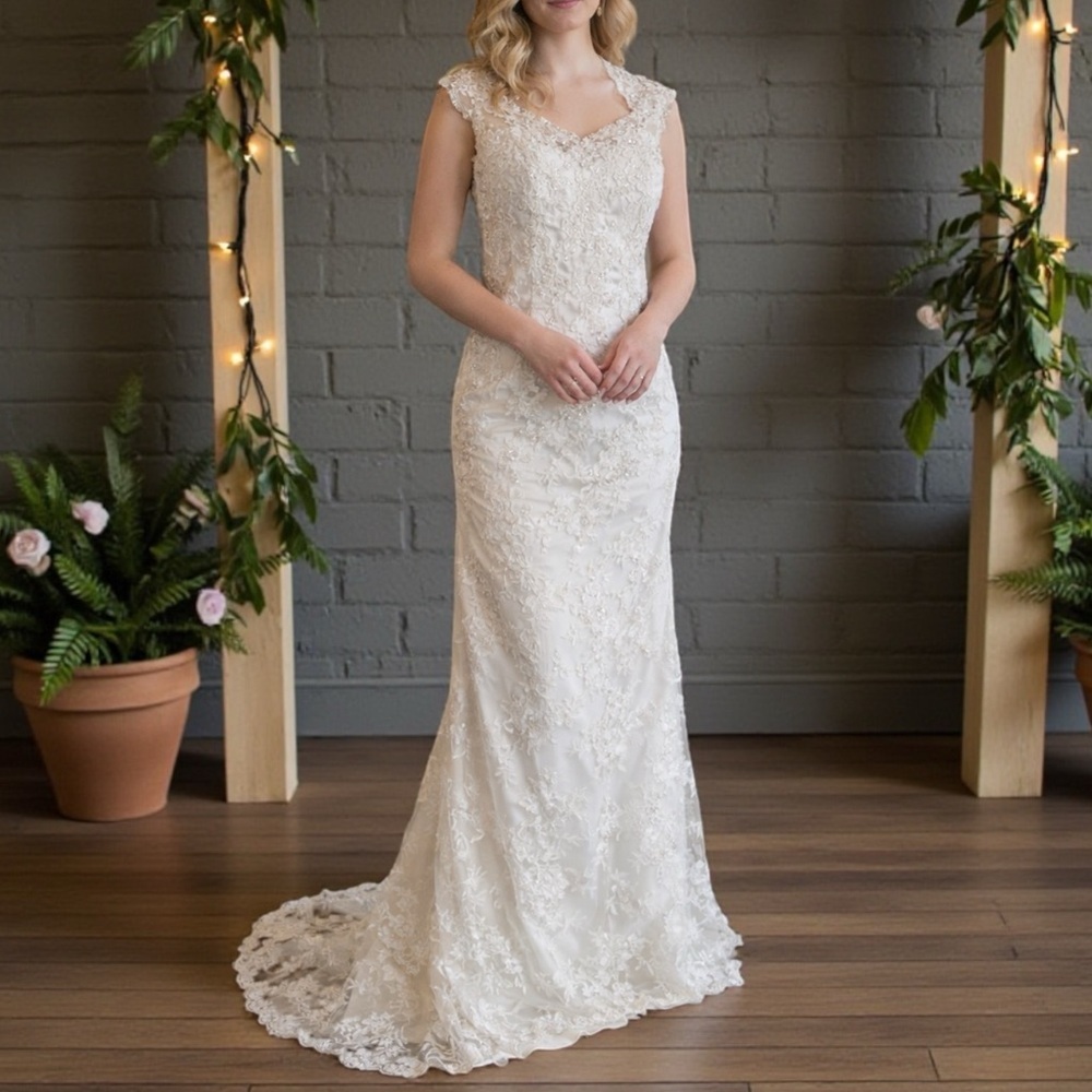 Boutique-Made Ivory Lace Wedding Dress Sz 6 XS/S Beaded Open Back Train Gown